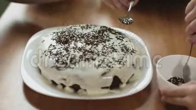 人们用勺子把巧克力放在蛋糕的顶部。