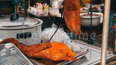 泰国和亚洲的街头食品。 柜台上有红北京鸭。 街头的异国菜肴