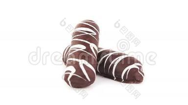 香酥饼干的焦糖糕点在黑巧克力覆盖360度打开白色背景。 循环视频