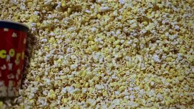 一个地方有很多爆米花。 盒子里有爆米花，电影院里有新鲜爆米花。 在电影院吃的，不是有用的食物。