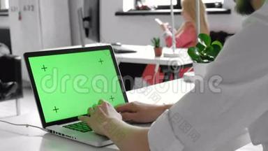 一名男子在带有彩色钥匙绿色屏幕的笔记本<strong>电脑</strong>上<strong>打字</strong>笔记本<strong>电脑</strong>上<strong>打字</strong>的跟踪镜头