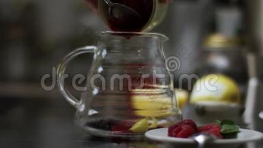 将糖倒入热茶壶中，搅拌它。 制茶或桑格里亚的过程.. 亚洲食物