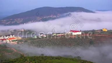 早晨，高原上山坡下弥漫着雾气