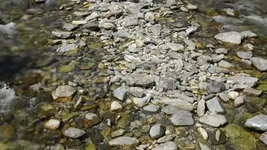 齐勒塔尔阿尔卑斯山脉水流过岩石。 奥地利蒂罗尔
