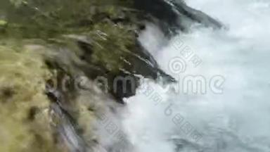 齐勒塔尔阿尔卑斯山脉水流过岩石。