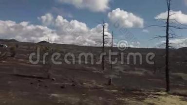 托尔巴契克火山爆发时直升机残骸附近的营地录像