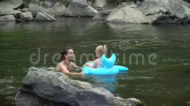 妈妈和女儿在<strong>河里</strong>。 一个年轻漂亮的女人正和她的小女儿一起在山<strong>河里</strong>洗澡。 他们是
