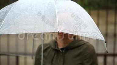 受天气影响，雨中<strong>伞下</strong>站立. 不快乐的女人