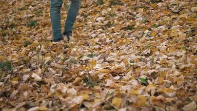 脚靴在落叶上漫步户外，以秋季自然为背景，生活时尚潮流风格