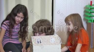 可爱的小女孩玩<strong>一只手</strong>，孩子们做了<strong>一</strong>个纸盒娃娃屋