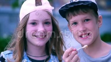 开心哥哥姐姐在公园，户外吃冰淇淋.. 快乐的兄弟姐妹。 快乐少年家庭。