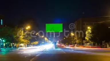 一个广告牌，在城市交通的背景上有一个绿色的屏幕，曝光<strong>时间</strong>很长。 <strong>时间流逝</strong>。 相机离开了