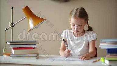 女学生做家庭作业和准备考试，可爱的孩子学习她的功课