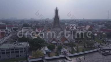 泰国曼谷黎明寺的鸟瞰图。 空中观景，泰国庙宇群