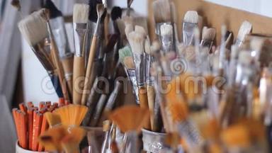 铅笔在焦点。 各种绘画用的艺术画笔. 由天然和枯燥的毛皮制成的刷子