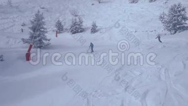 在白雪覆盖的山坡上，滑雪者向不同的方向下降。