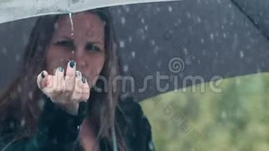 <strong>伞下</strong>的金发女人，淅淅沥沥的雨滴