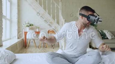 年轻开朗的男子戴着虚拟现实耳机，在家中坐着玩360VR电子游戏