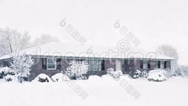 暴风雪中白雪覆盖的房子