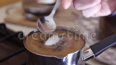 在咖啡中加入糖并搅拌