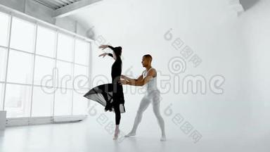 年轻的芭蕾舞演员在大窗户附近的舞蹈中轻轻地抱着深色的芭蕾舞女演员120fps。