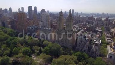 在纽约市中央公园上空飞行。 令人惊叹的空中画面。 （80米）