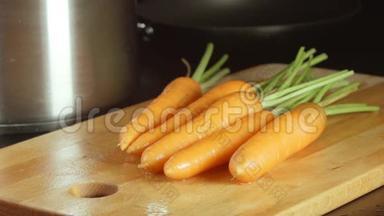 水流：水流落在厨房砧板上的胡萝卜上