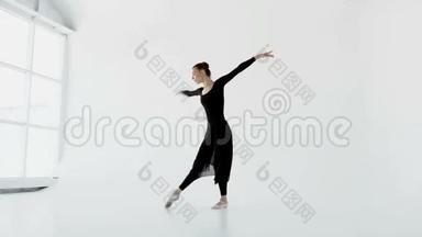 漂亮的黑发芭蕾舞演员，穿着白色尖裙，在白色<strong>舞蹈工作室</strong>跳舞，20S4K