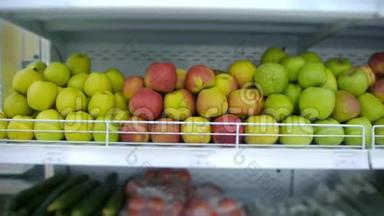 <strong>超市货架</strong>上的有机水果和蔬菜