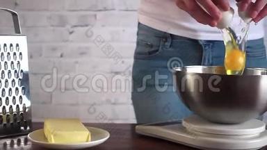 女人准备面团，把鸡蛋切成碗，慢动作