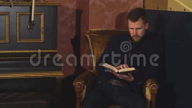 坐在椅子上看书的人