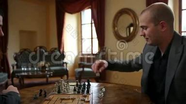 两个商人正在下棋，进行激烈的讨论