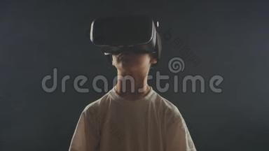 男孩获得使用VR头套的经验。 增强现实设备，为智能手机应用程序创建虚拟空间