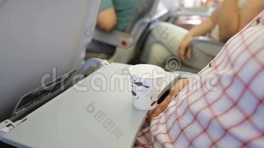 人在飞机上玩咖啡杯.. 坐在乘<strong>客车</strong>厢里的人旅行者。