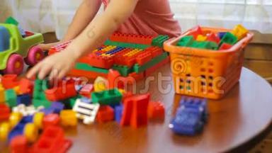 一个小女孩在建造师里玩耍的肖像，竖盘