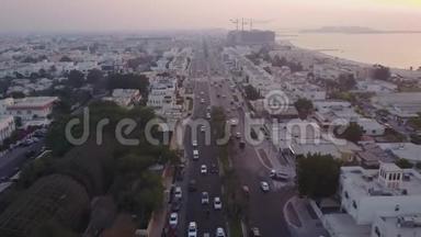 交通在谢赫扎耶德公路上，通往市中心的鸟瞰图。 阿拉伯联合酋长国迪拜。 最高视野