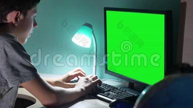 绿色钥匙室内青少年男孩玩电脑特写手游视频后坐.. 青年学生考试