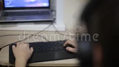 青少年玩电脑电子游戏