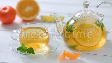 带绿茶、橘子、普通话、石灰和薄荷的玻璃茶壶和杯子