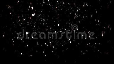 在黑色背景上，雪粒在彩色光<strong>线下</strong>飘落。 动画。 美丽的小雪花