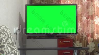 多莉走进一台有绿色屏幕的大屏幕电视