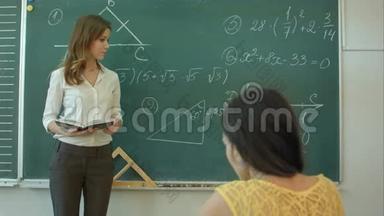 年轻漂亮的女数学老师和她年轻的小学生互动，向一个年轻的女孩要一个