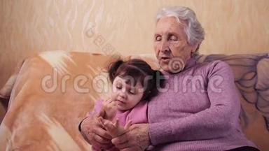 奶奶和<strong>孙女</strong>玩。 奶奶和<strong>孙女</strong>在家里的沙发上玩得很开心。