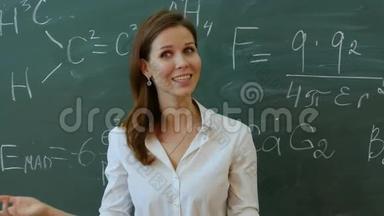 年轻迷人的数学女教师与她年轻的小学生互动，要求一个答案。