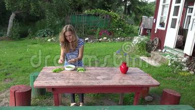 村民金发女孩在<strong>农村房子</strong>附近的木桌上豆荚绿豌豆。 4K