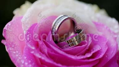 婚礼上的戒指被用水滴做成特写