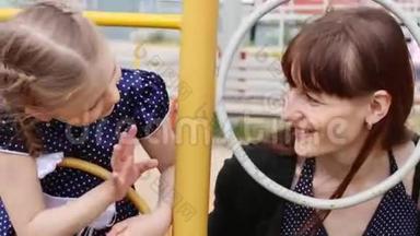 小女孩和她的母亲在夏天<strong>玩儿</strong>童游乐场
