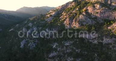 西班牙陡峭山崖的鸟瞰图。 4k