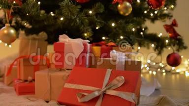 家中装饰圣诞树下的礼品盒
