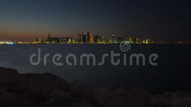 多哈天际线<strong>延时视频</strong>白天到夜晚灯光在卡塔尔市中心，中东